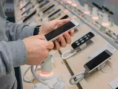 मोबाइल फोन खरीदने बालों के लिए लग सकता है झटका ,जानिए ....