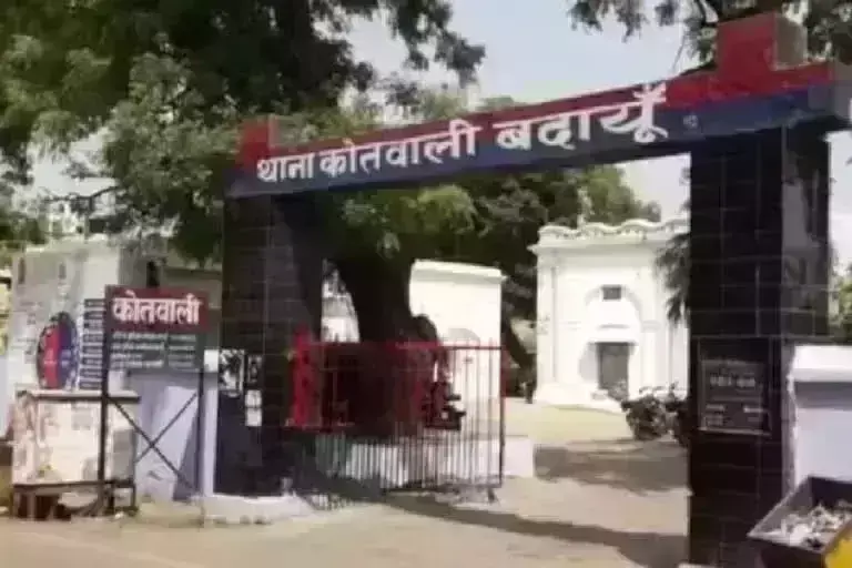सिरफिरे युवक ने दारोगा की पिटाई कर वर्दी भी फाड़ी ,पुलिस ने आरोपी को किया गिरफ्तार सिरफिरे युवक ने दारोगा की पिटाई कर वर्दी भी फाड़ी ,पुलिस ने आरोपी को किया गिरफ्तार