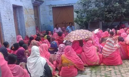 नौनिहालों की देखभाल करने वालों की हालत है खराब, तपती धूप और जमीन पर बैठ कर होती है मीटिंग,पानी तक का नहीं है इतंजाम नौनिहालों की देखभाल करने वालों की हालत है खराब, तपती धूप और जमीन पर बैठ कर होती है मीटिंग,पानी तक का नहीं है इतंजाम