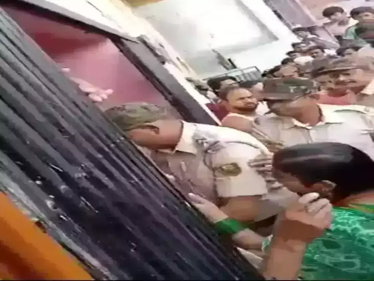 दो सौतन के चक्कर में पुलिस की फजीहत, आरोपी को पकडने गई पुलिस पर महिलाओं ने चप्पल और घूंसे बरसाए दो सौतन के चक्कर में पुलिस की फजीहत, आरोपी को पकडने गई पुलिस पर महिलाओं ने चप्पल और घूंसे बरसाए