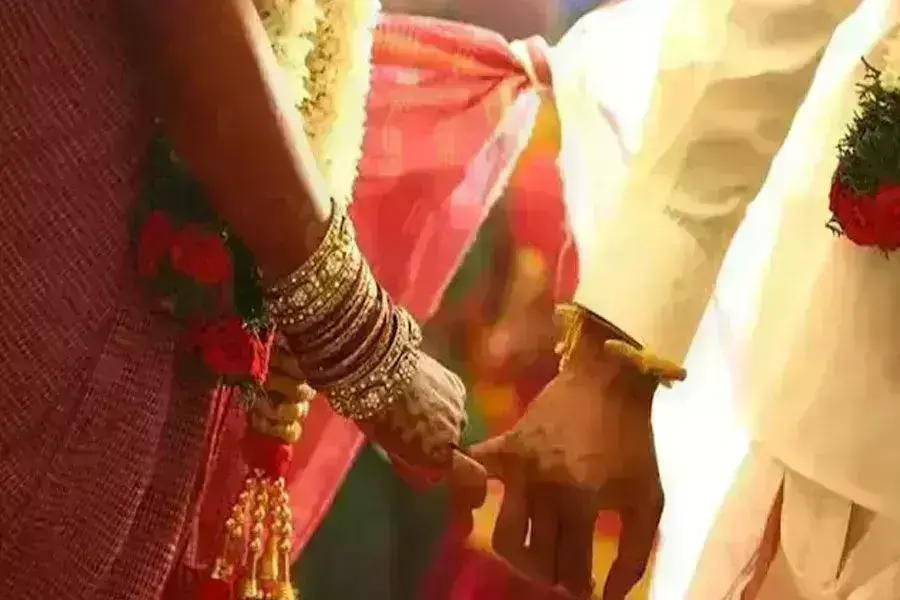 पीलीभीत में एक अनोखी शादी , लड़का चार घंटे के लिए जेल से बाहर आकर अपनी मंगेतर से शादी करके फिर  वापस पहुंचा जेल पीलीभीत में एक अनोखी शादी , लड़का चार घंटे के लिए जेल से बाहर आकर अपनी मंगेतर से शादी करके फिर  वापस पहुंचा जेल