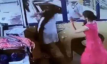 टोल मांगने पर बूथ पर खड़ी महिला को मारा युवक ने थप्पड़ , CCTV फुटेज हुआ वायरल टोल मांगने पर बूथ पर खड़ी महिला को मारा युवक ने थप्पड़ , CCTV फुटेज हुआ वायरल
