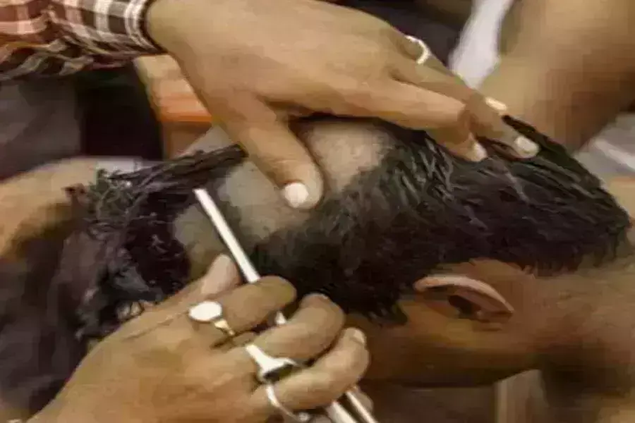 छात्र का सिर मुंडवाकर उसे पूरे गांव में घुमाया,जानिए क्या है पूरा मामला छात्र का सिर मुंडवाकर उसे पूरे गांव में घुमाया,जानिए क्या है पूरा मामला