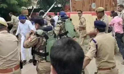 बदायूं में शिक्षिका से छेड़छाड़ के मामले में पुलिस का लाठी चार्ज, भीम आर्मी को दौड़ा-दौड़ा कर पीटा बदायूं में शिक्षिका से छेड़छाड़ के मामले में पुलिस का लाठी चार्ज, भीम आर्मी को दौड़ा-दौड़ा कर पीटा