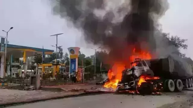 तेज रफ्तार ट्रक ने खडे ट्रक में मारी टक्कर,धूं-धूं कर जलने लगा ट्रक,सूचना मिलने के बाद भी नही दमकल विभाग की  गाडी