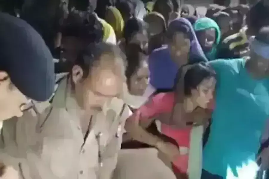 तीन मंजिला इमारत में अचानक लगी आग,एक ही परिवार के पांच लोगों की जलकर मौत तीन मंजिला इमारत में अचानक लगी आग,एक ही परिवार के पांच लोगों की जलकर मौत