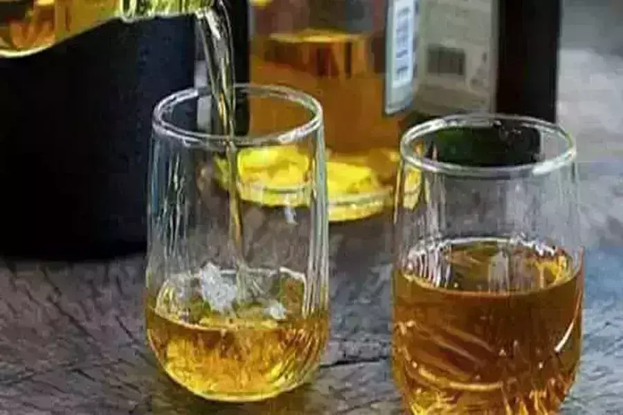 सराकारी ऑफिस में शराब पार्टी का वीडियो सोशल मीडिया पर वायरल,अधिकारियों ने सफाईकर्मियों पर गिरायी निलंबित गाज,अन्य लोगो पर भी गिरेगी गाज सराकारी ऑफिस में शराब पार्टी का वीडियो सोशल मीडिया पर वायरल,अधिकारियों ने सफाईकर्मियों पर गिरायी निलंबित गाज,अन्य लोगो पर भी गिरेगी गाज