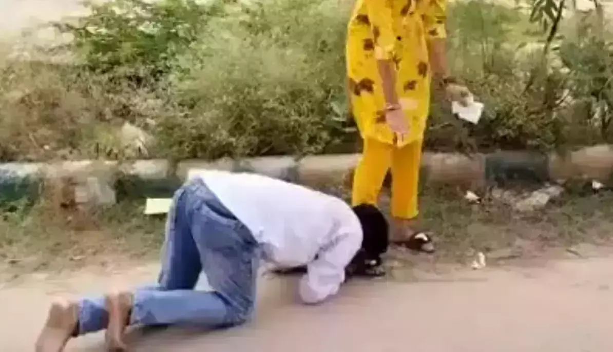 छात्रसंघ चुनाव के लिए आज हो रहे मतदान में अजीब नजारा देखने को मिला, प्रत्याशियों ने लड़कियों के पैर पकड़ लिए