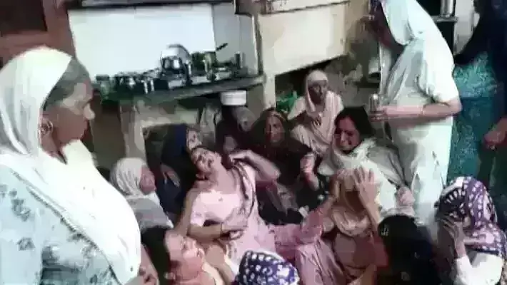 संदिग्ध परिस्थिति  मे एक ही परिवार के 6 लोगों के शव आवास पर मिले,पुलिस मामले की तफ्तीश मे जुटी संदिग्ध परिस्थिति  मे एक ही परिवार के 6 लोगों के शव आवास पर मिले,पुलिस मामले की तफ्तीश मे जुटी
