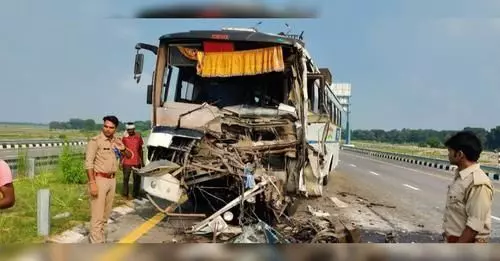 Sultanpur Purvanchal Expressway पर भीषण सड़क हादसा, डीसीएम और बस की भिडंत में 12 यात्री गंभीर रूप से घायल