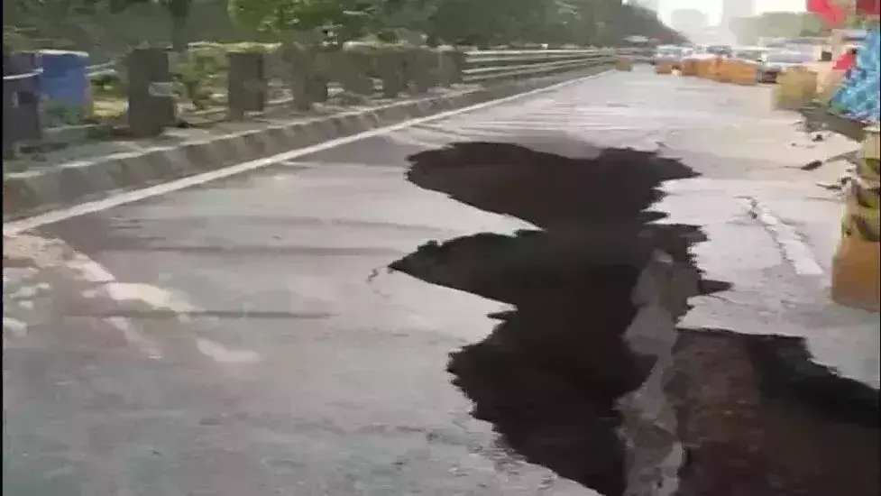 ग्रेटर नोएडा एक्सप्रेसवे धंसा, कई किलोमीटर लगा लंबा जाम