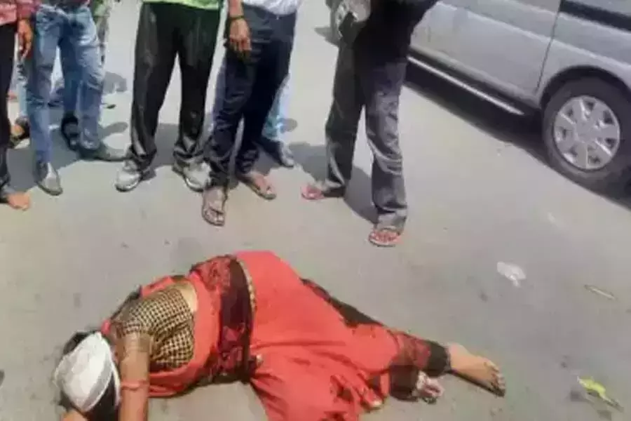 दबंगो पर कार्यवाही न होने से परेशान महिला का हाईबोल्टेज ड्रामा, मेडिकल कराने आयी महिला वार्ड से निकल कर सडक पर लेटी पुलिस ने बमुश्किल रास्ते से हटाया