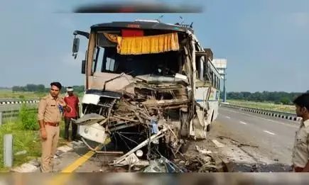 Sultanpur Purvanchal Expressway पर भीषण सड़क हादसा, डीसीएम और बस की भिडंत में 12 यात्री गंभीर रूप से घायल Sultanpur Purvanchal Expressway पर भीषण सड़क हादसा, डीसीएम और बस की भिडंत में 12 यात्री गंभीर रूप से घायल
