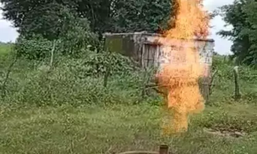 हैंडपंप उगल रहा आग और पानी, ग्रामीणों में दहशत, अजीब घटना से मचा हड़कंप