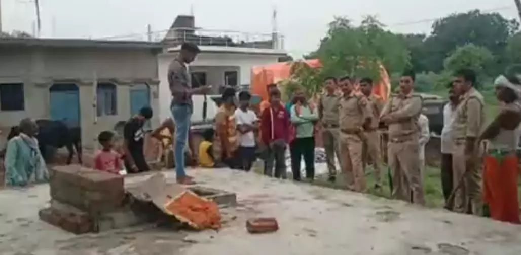 काली माता की मूर्ति को अराजक तत्वों ने तोड़ दिया काली माता की मूर्ति को अराजक तत्वों ने तोड़ दिया