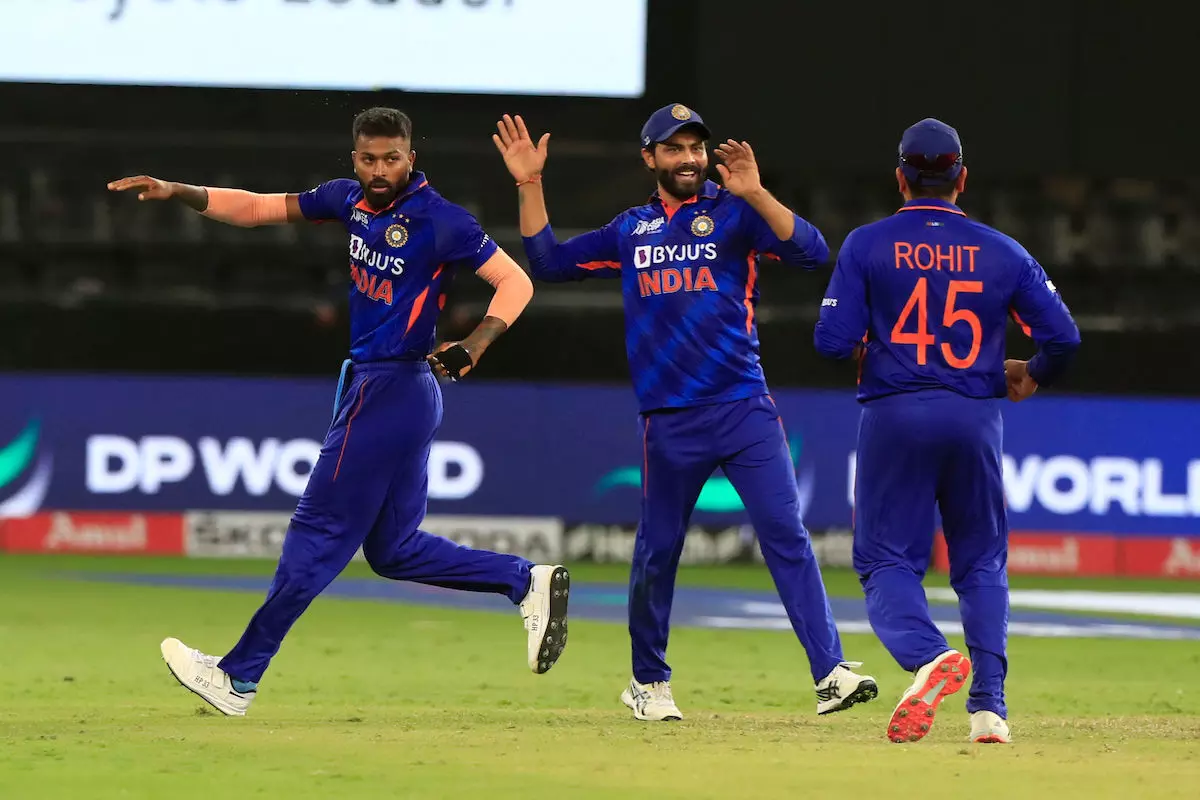 India vs Pak Match Live : हार्दिक पंड्या के आगे घुटने पर पाकिस्तान, 100 से पहले गिरे 5 विकेट, खुशदिल शाह भी OUT