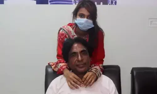 55 साल के फारुख को दिल दे बैठीं 18 की मुस्कान! परिजनों के विरोध बाद भी की शादी, जानें- कैसे शुरू हुई प्रेम कहानी