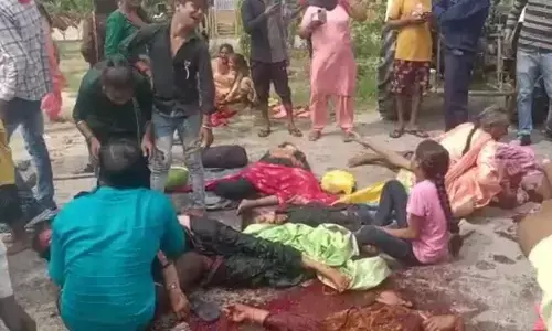 श्रद्धालुओं से भरी ट्रेक्टर-ट्राली को ट्रक ने मारी टक्कर, हादसे में 6 लोगो की मौत 35 घायल श्रद्धालुओं से भरी ट्रेक्टर-ट्राली को ट्रक ने मारी टक्कर, हादसे में 6 लोगो की मौत 35 घायल