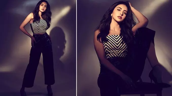 Rakul Preet Singh Sexy Video Photo: Rakul Preet Singh ने Sexy टॉप पहन दिए सेक्सी पोज, एक्ट्रेस की खूबसूरती के कायल हुए फैंस Rakul Preet Singh Sexy Video Photo: Rakul Preet Singh ने Sexy टॉप पहन दिए सेक्सी पोज, एक्ट्रेस की खूबसूरती के कायल हुए फैंस