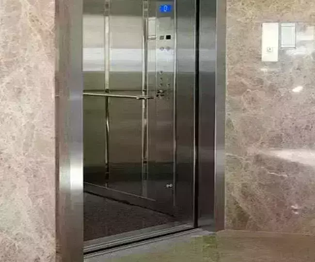 कोरोना की बूस्टरडोज लगवाने के लिए शिविर का उद्घाटन करने पहुंचे भाजपा विधायक लिफ्ट मे फंसे, मच गई अफरा-तफरी कोरोना की बूस्टरडोज लगवाने के लिए शिविर का उद्घाटन करने पहुंचे भाजपा विधायक लिफ्ट मे फंसे, मच गई अफरा-तफरी