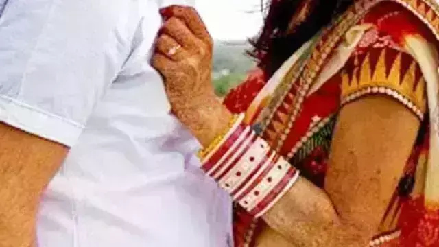 राजस्व विभाग के कर्मचारी ने कर ली दो शादियां पहली पत्नी ने खोल दी पोल, जानिए क्या हुई कार्यवाही राजस्व विभाग के कर्मचारी ने कर ली दो शादियां पहली पत्नी ने खोल दी पोल, जानिए क्या हुई कार्यवाही