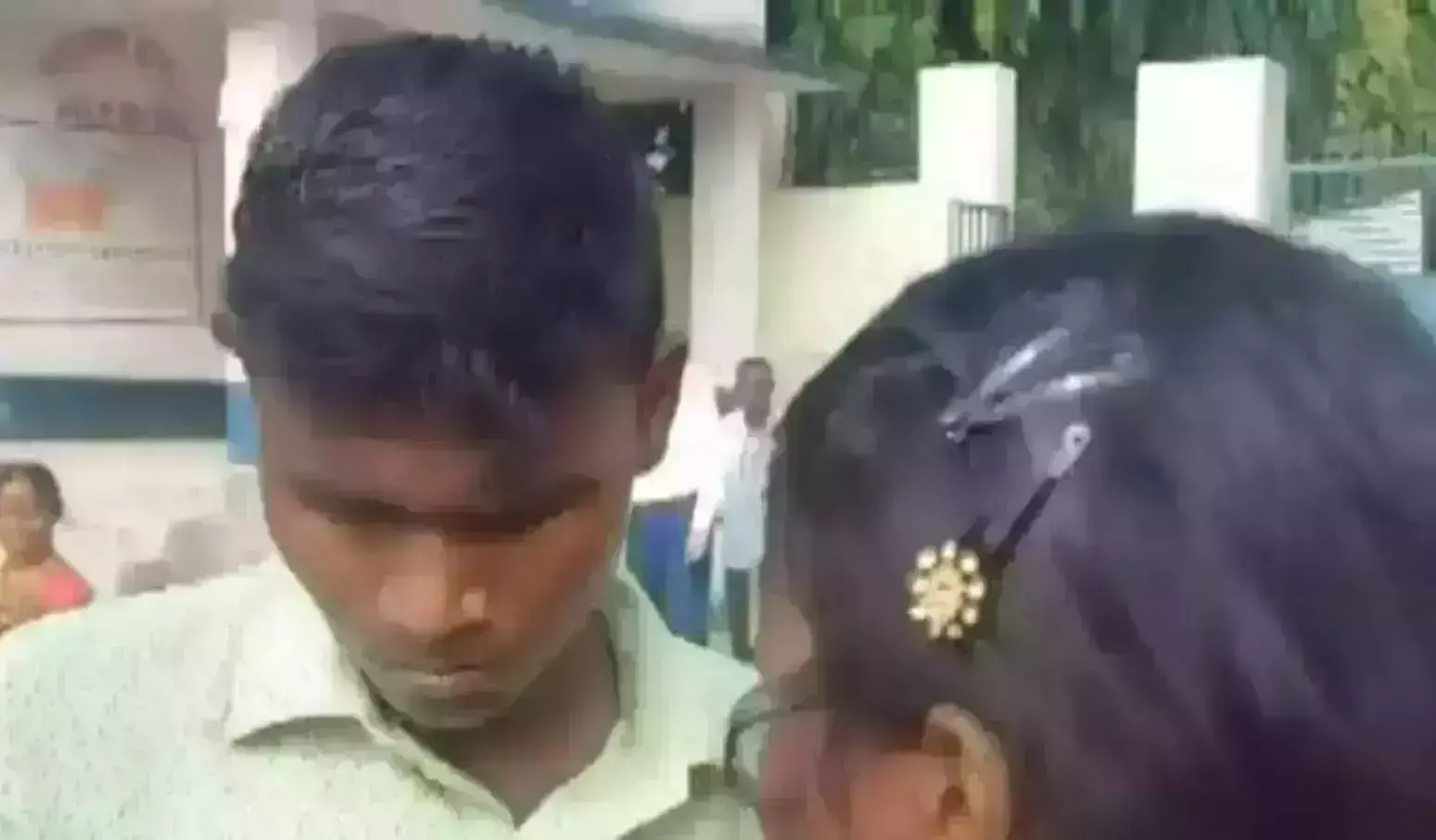माता-पिता के साथ मार्केट गई लडकी ने लडके को पकड कर शादी की करने लगी जिद ,पुलिस ने दोनो की कराई शादी जानिए दिलचस्प मामला माता-पिता के साथ मार्केट गई लडकी ने लडके को पकड कर शादी की करने लगी जिद ,पुलिस ने दोनो की कराई शादी जानिए दिलचस्प मामला