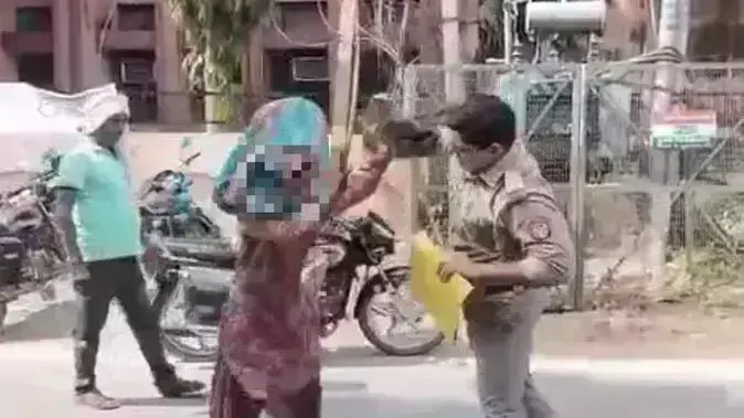 महिला ने जूतों से की दरोगा पिटाई ,इससे वहां हड़कंप मच गया जानिए क्या है पूरा मामला महिला ने जूतों से की दरोगा पिटाई ,इससे वहां हड़कंप मच गया जानिए क्या है पूरा मामला