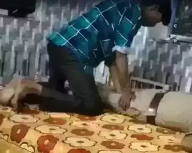 फरियाद लेकर पीडित पहुंचा पुलिस चौकी तो दरोगा ने दबबाए पैर ,वीडियो सोशलमीडिया पर वायरल, अधिकारियों ने दरोगा को किया सस्पेंड फरियाद लेकर पीडित पहुंचा पुलिस चौकी तो दरोगा ने दबबाए पैर ,वीडियो सोशलमीडिया पर वायरल, अधिकारियों ने दरोगा को किया सस्पेंड