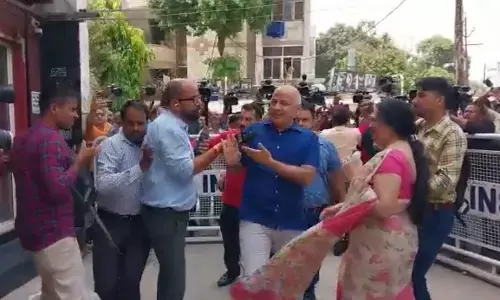 मनीष सिसोदिया के लॉकर की होगी तलाशी, सीबीआई टीम पहुंची गाजियाबाद बैंक, मनीष सिसोदिया भी पहुंचे