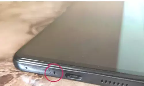 आपके स्मार्टफोन के नीचे चार्जिंग प्वाइंट के बगल में होता है एक छोटा सा छेद,जानिए यह किस काम में आता है