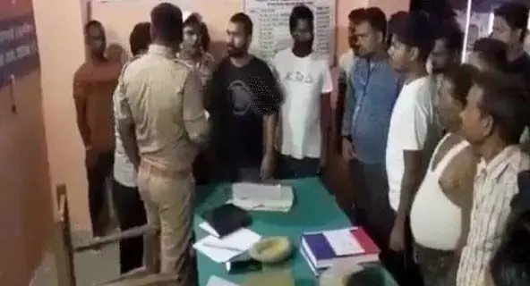 दबंग भाजपा नेता ने थाने में दरोगा एवं सिपाहियों को दी वर्दी उतरवाने की धमकी,वीडियो सोशलमीडिया पर वायरल दबंग भाजपा नेता ने थाने में दरोगा एवं सिपाहियों को दी वर्दी उतरवाने की धमकी,वीडियो सोशलमीडिया पर वायरल