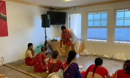 ममतामयी मातृशक्ति सम्मान कजरी तीज महाव्रत सेवा समारोह का कार्यक्रम में पहुंची कई देश की महिलाएं.