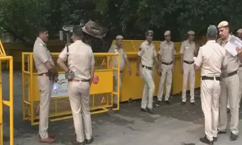 दिल्ली में बड़ा हादसा: आंखों में मिर्च झोंककर लूटे 2 करोड़ के गहने, बदमाशों की तलाश में जुटी दिल्ली पुलिस दिल्ली में बड़ा हादसा: आंखों में मिर्च झोंककर लूटे 2 करोड़ के गहने, बदमाशों की तलाश में जुटी दिल्ली पुलिस