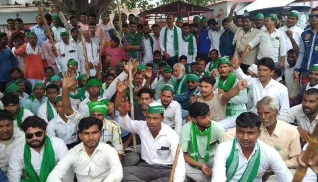 भारतीय किसान यूनियन स्वराज के कार्यकर्ताओं ने जाम लगाकर  किया धरना प्रदर्शन ,पुलिस ने कार्यकर्ताओं को खदेड़ा जिलाध्यक्ष की शिकायत के बाद दरोगा समेत सिपाही सस्पेंड