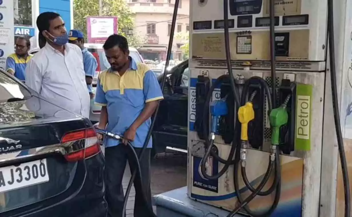 क्रूड ऑयल में भारी गिरावट के बाद पेट्रोल 10 रुपये और डीजल 9 रुपये होंगे सस्ते, जानिए पूरी खबर