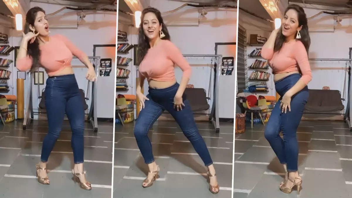 Deepika Singh Sexy Video Photos: एक्ट्रेस Deepika Singh ने ट्रेडिशनल अवतार में किया सेक्सी डांस, Video देखकर छूट जाएंगे पसीने Deepika Singh Sexy Video Photos: एक्ट्रेस Deepika Singh ने ट्रेडिशनल अवतार में किया सेक्सी डांस, Video देखकर छूट जाएंगे पसीने