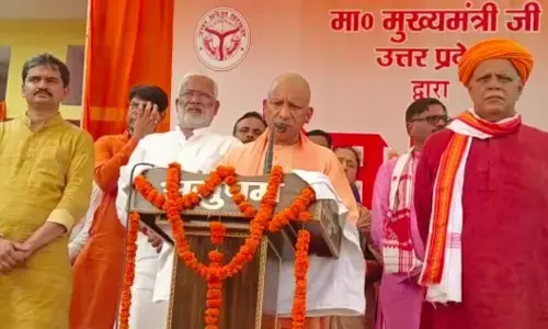 बाढ़ की आपदा में सरकार बाढ़ पीड़ितों के साथ है, -- सीएम योगी आदित्यनाथ