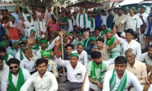 भारतीय किसान यूनियन स्वराज के कार्यकर्ताओं ने जाम लगाकर  किया धरना प्रदर्शन ,पुलिस ने कार्यकर्ताओं को खदेड़ा जिलाध्यक्ष की शिकायत के बाद दरोगा समेत सिपाही सस्पेंड भारतीय किसान यूनियन स्वराज के कार्यकर्ताओं ने जाम लगाकर  किया धरना प्रदर्शन ,पुलिस ने कार्यकर्ताओं को खदेड़ा जिलाध्यक्ष की शिकायत के बाद दरोगा समेत सिपाही सस्पेंड