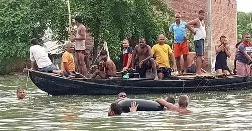 Ghazipur boat accident नाव हादसे में लापता छह लोगों के शव सुबह तक बरामद, 22 अन्य की मुश्किल से बची थी जान Ghazipur boat accident नाव हादसे में लापता छह लोगों के शव सुबह तक बरामद, 22 अन्य की मुश्किल से बची थी जान