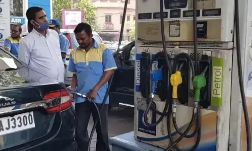 क्रूड ऑयल में भारी गिरावट के बाद पेट्रोल 10 रुपये और डीजल 9 रुपये होंगे सस्ते, जानिए पूरी खबर क्रूड ऑयल में भारी गिरावट के बाद पेट्रोल 10 रुपये और डीजल 9 रुपये होंगे सस्ते, जानिए पूरी खबर