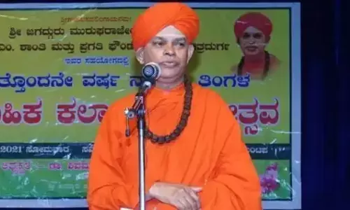 कर्नाटक: नाबालिगों से रेप के मामले में आरोपी लिंगायत संत गिरफ्तार, 14 दिन की न्यायिक हिरासत में भेजे गए कर्नाटक: नाबालिगों से रेप के मामले में आरोपी लिंगायत संत गिरफ्तार, 14 दिन की न्यायिक हिरासत में भेजे गए