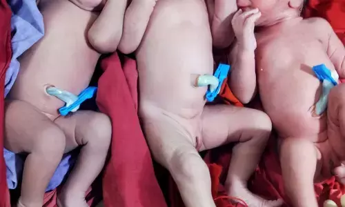 कुदरत का करिश्मा एक साथ तीन नवजात शिशुओं को दिया जन्म, जच्चा और बच्चा दोनों सुरक्षित कुदरत का करिश्मा एक साथ तीन नवजात शिशुओं को दिया जन्म, जच्चा और बच्चा दोनों सुरक्षित