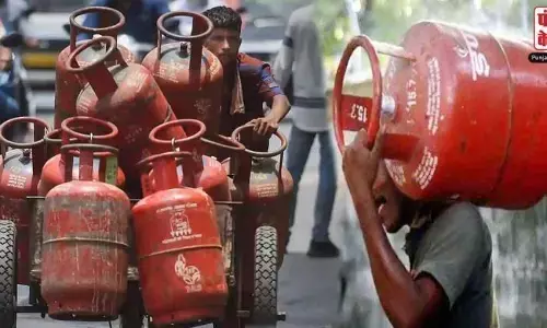 LPG Price Hike: देश में पिछले 5 साल में 45 प्रतिशत बढ़ी रसोई गैस सिलेंडर की कीमत LPG Price Hike: देश में पिछले 5 साल में 45 प्रतिशत बढ़ी रसोई गैस सिलेंडर की कीमत
