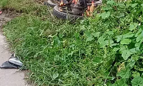 कार-बाइक की टक्कर में बाइक धू-धू कर जली,बाइक सवार भी झुलसे