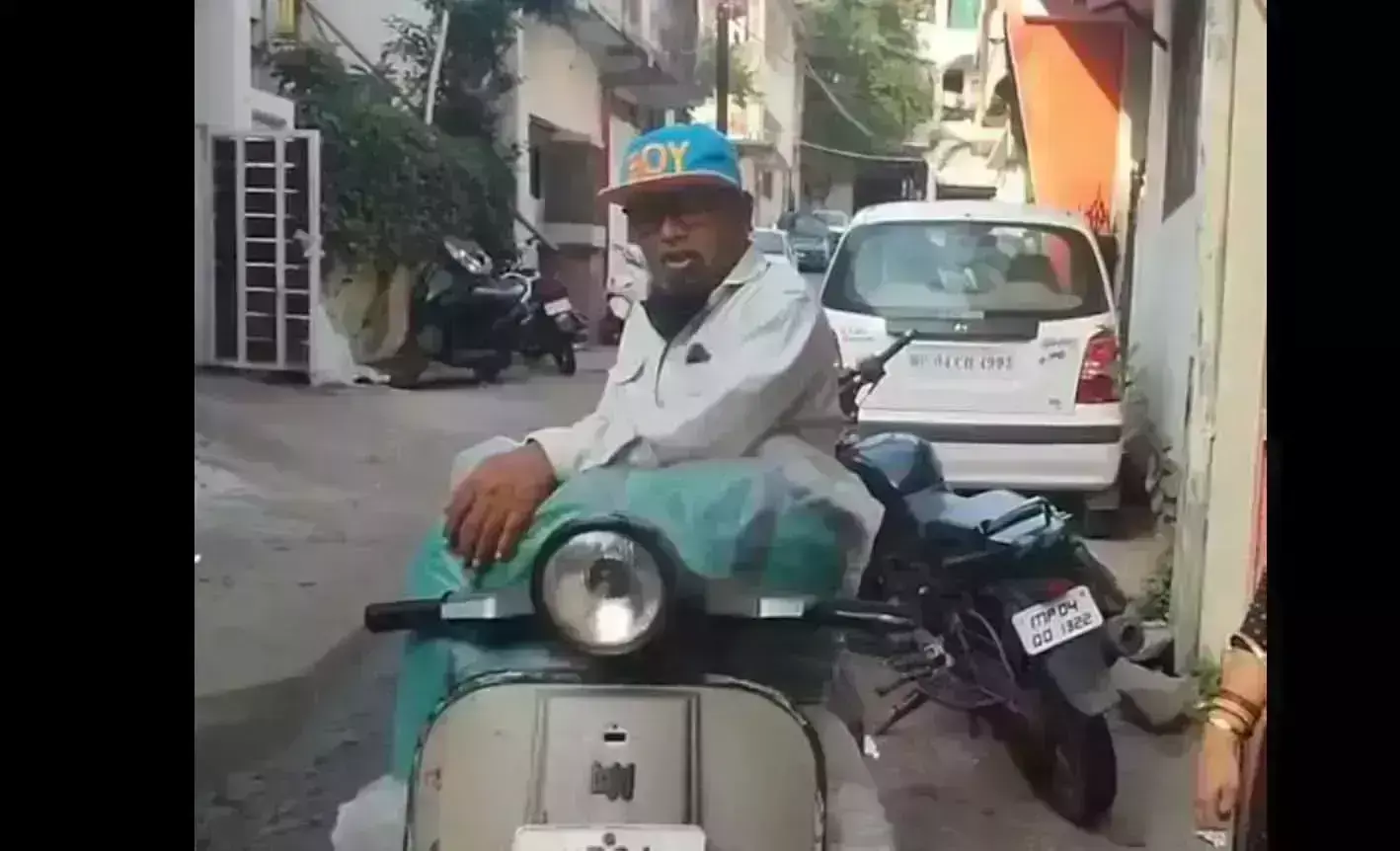 अपने अनोखे अंदाज के चलते भोपाल के नमकीन बाले चाचा का वीडियो हो रहा वायरल अपने अनोखे अंदाज के चलते भोपाल के नमकीन बाले चाचा का वीडियो हो रहा वायरल