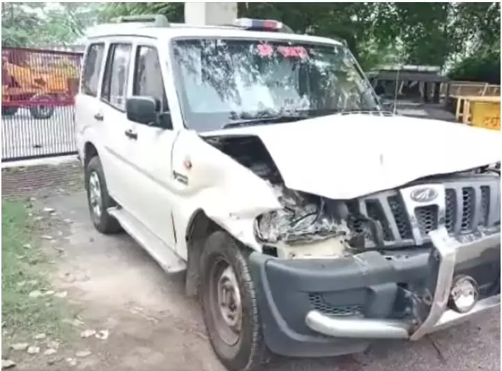 गोरखपुर में पशु तस्करों ने पुलिस पर किया फायरिंग और पथराव, SP की गाड़ी छतिग्रस्त