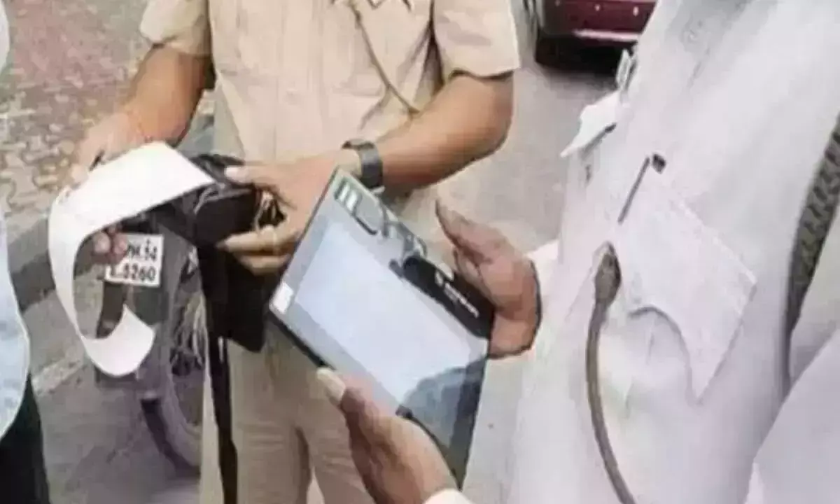 नोएडा पुलिस ने फर्जी स्टीकर व शीशे पर लगी काली फिल्म बाले वाहनो का किया चालान, और दी सख्त हिदायत