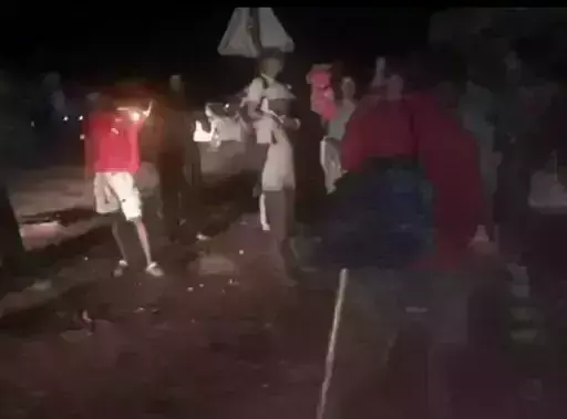 तेजफ्तार बस अनियंत्रित होकर बिजली पोल को तोड़ते हुए दुकान में घुसी ,कोई हताहत होने की खबर नही ड्राइबर मौके से फरार तेजफ्तार बस अनियंत्रित होकर बिजली पोल को तोड़ते हुए दुकान में घुसी ,कोई हताहत होने की खबर नही ड्राइबर मौके से फरार