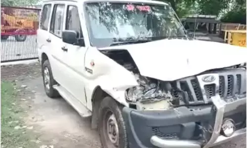 गोरखपुर में पशु तस्करों ने पुलिस पर किया फायरिंग और पथराव, SP की गाड़ी छतिग्रस्त