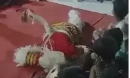 गणेश चतुर्थी के उपलक्ष में हनुमान जी का किरदार निभाते हुए नृत्य कर रहे युवक की हार्टअटैक मे मौत गणेश चतुर्थी के उपलक्ष में हनुमान जी का किरदार निभाते हुए नृत्य कर रहे युवक की हार्टअटैक मे मौत